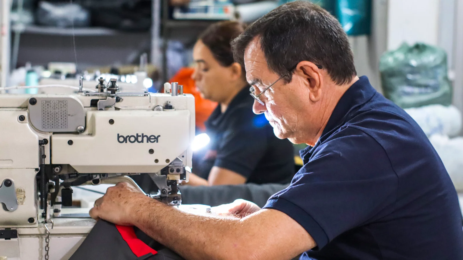 Costura na fábrica da Empresarial Uniformes