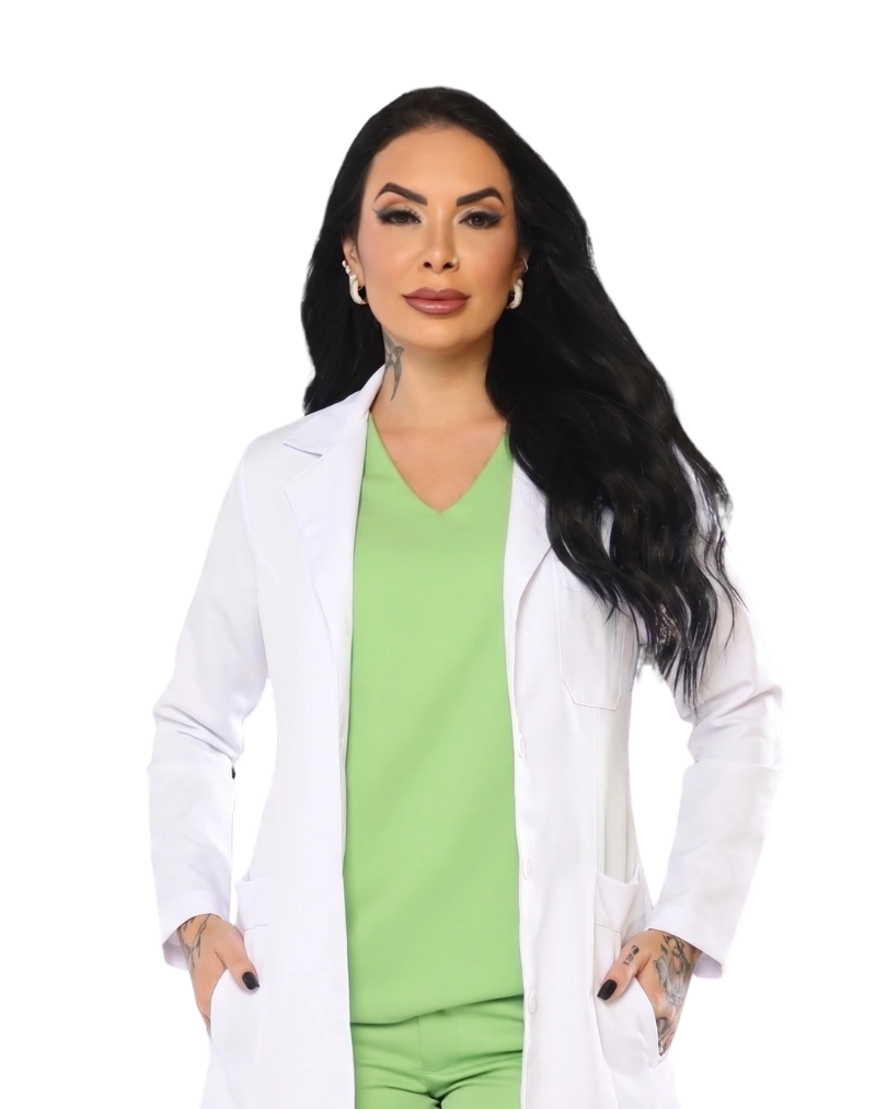 Uniforme hospitalar com jaleco e scrub para área da saúde